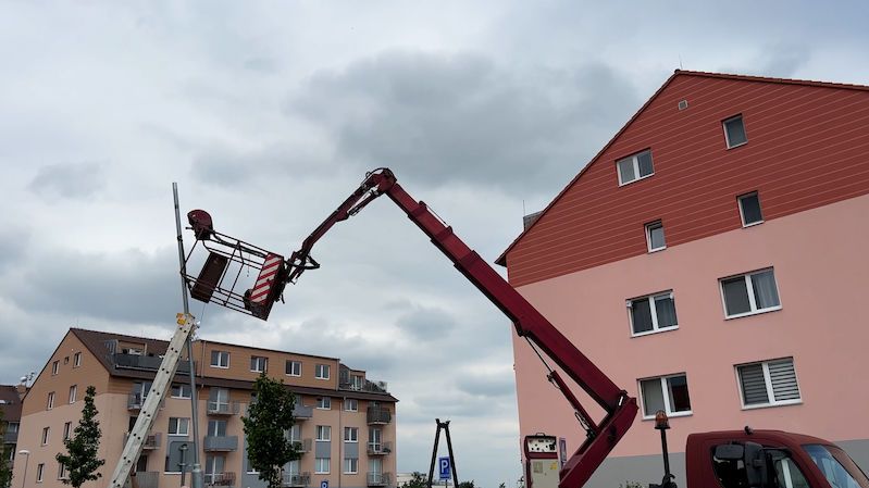 Dělník při opravě osvětlení u Prahy vypadl z osmimetrové plošiny